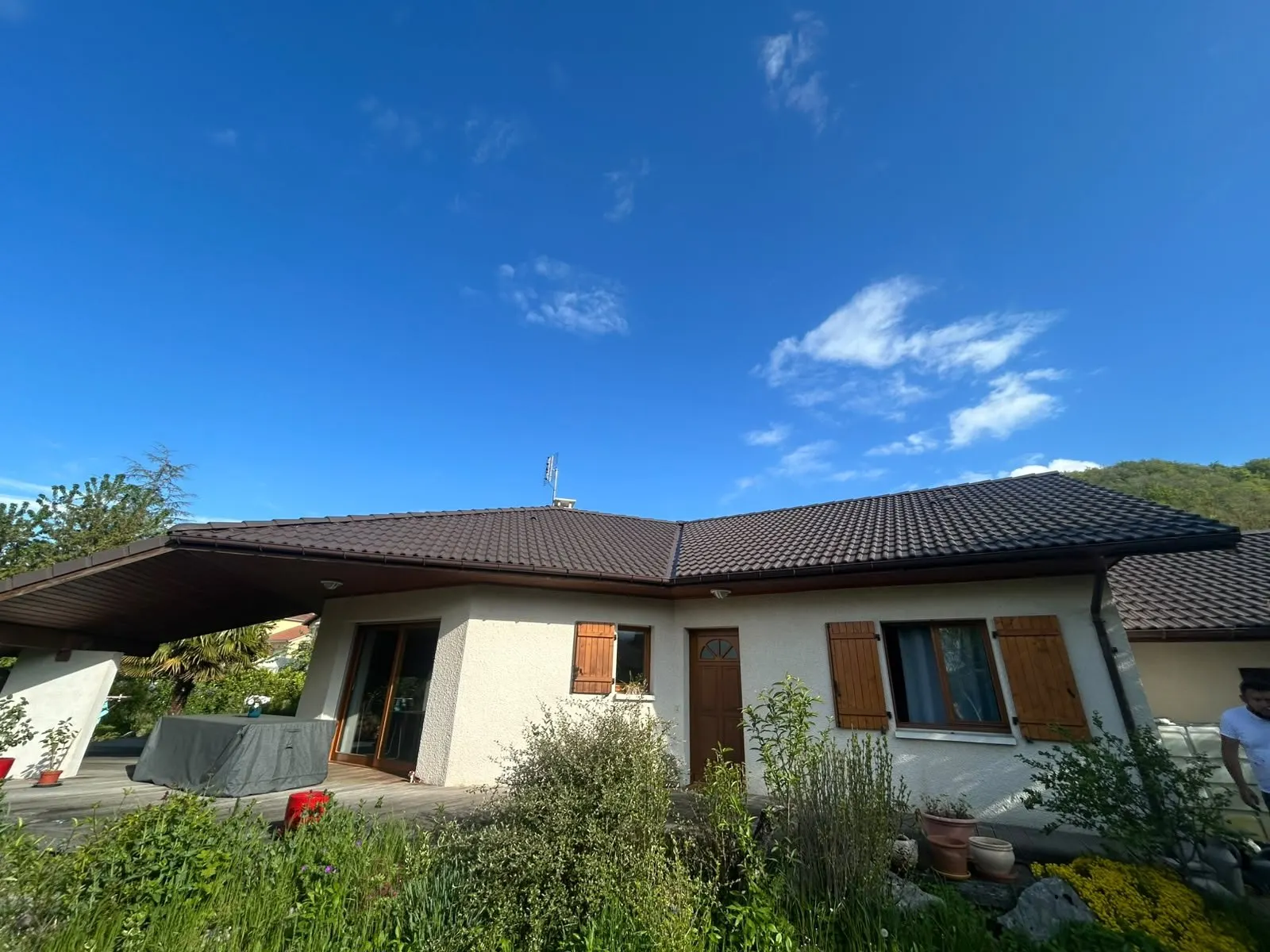 Maison à toiture brune après nettoyage, ciel bleu