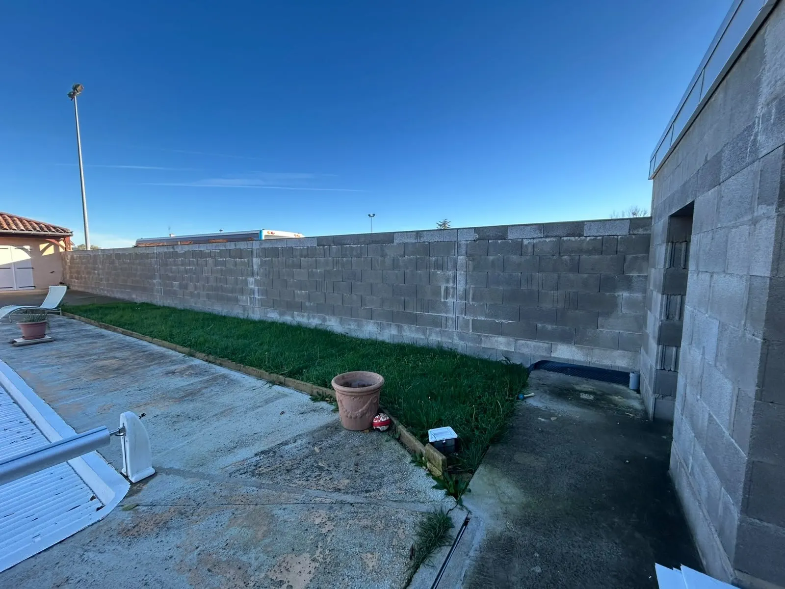 Mur en parpaings autour d'une piscine