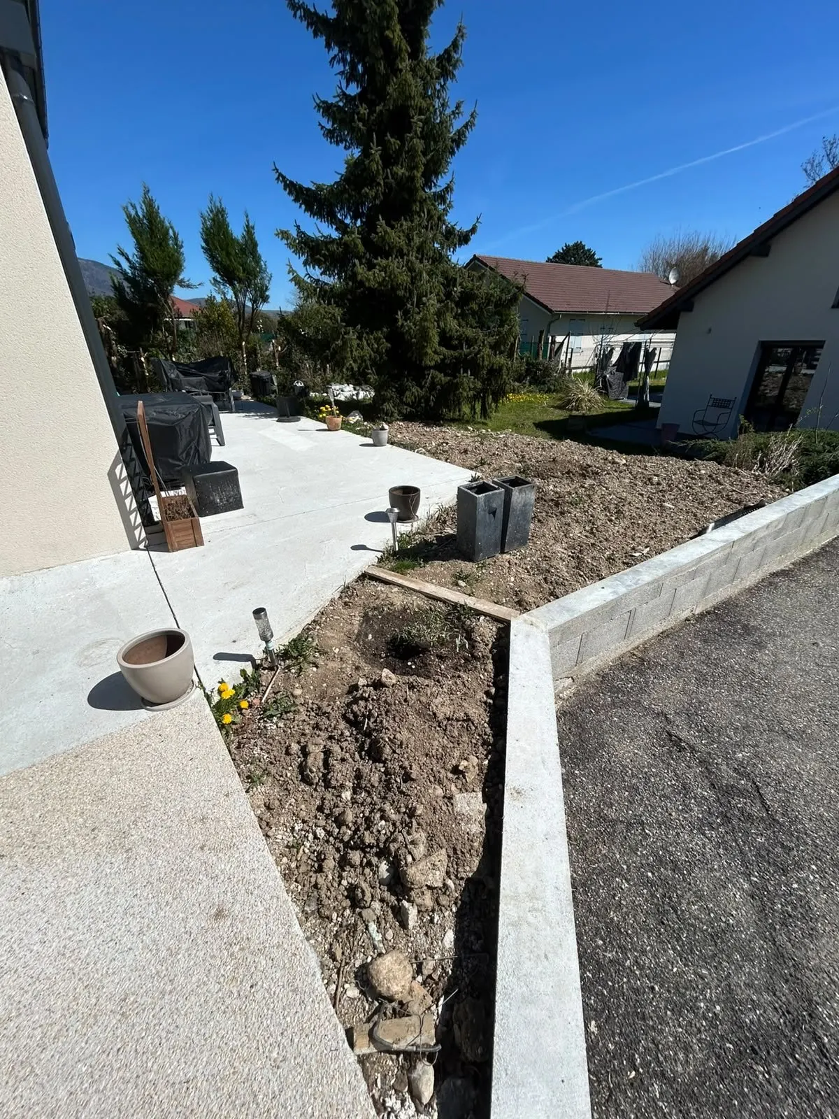 Allée en gravillons le long d'un muret