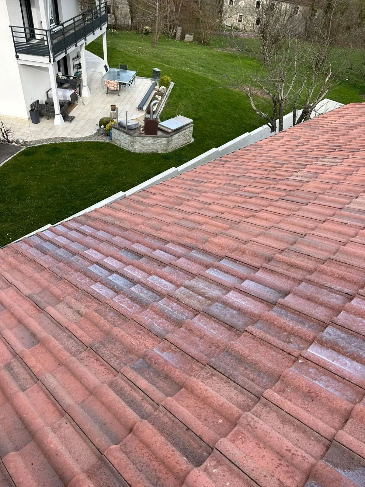 Toiture en tuiles rosées nettoyée, vue du jardin