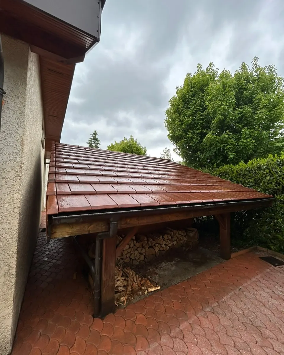 Après : nettoyage de la toiture d'un abri bois